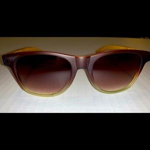 Recycled plastic sunglasses with wooden side arms